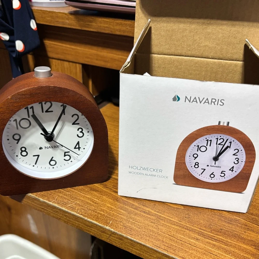 Navaris Analogue Wooden Alarm Clock Battery op Non Ticking 4”H